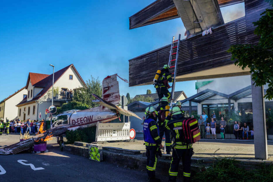 Mit mobilen Leitern und Drehleitern wird die Rettung von Menschen aus dem Gebäude simuliert.