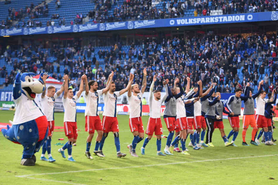 Nach dem Spiel feierte die Mannschaft mit den Fans den Heimsieg.