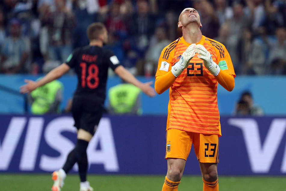 Mega-Patzer: Argentinien-Keeper blamiert sich und wird verspottet