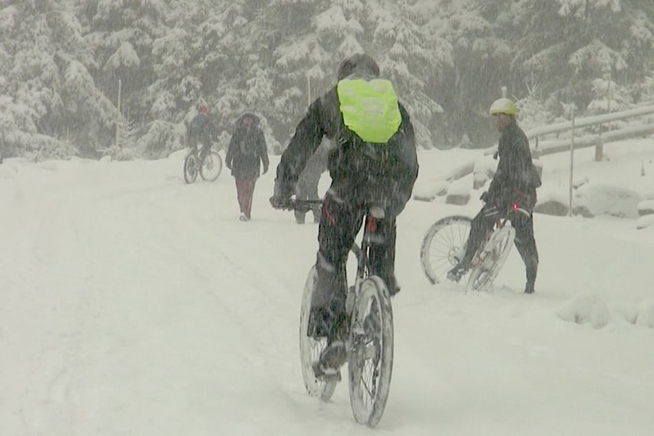Auf dem Brocken kamen zehn Zentimeter Neuschnee dazu, das hielt Wanderer und Radfahrer nicht von einem Besuch ab.