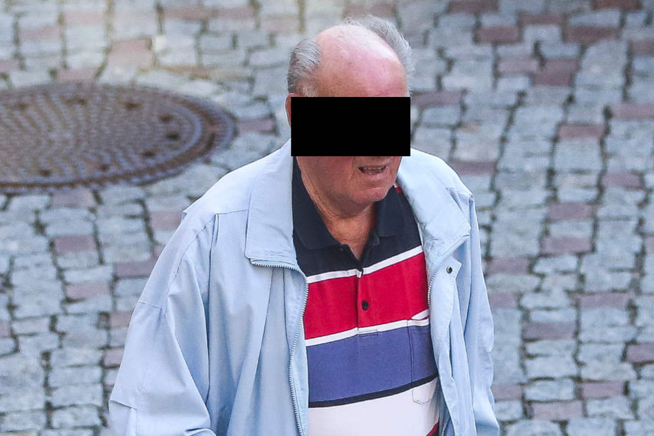 Lothar B. (77) wehrt sich im Amtsgericht Dippoldiswalde gegen die Vorwürfe. Mit einem Schlüssel soll der Rentner Autos zerkratzt haben.