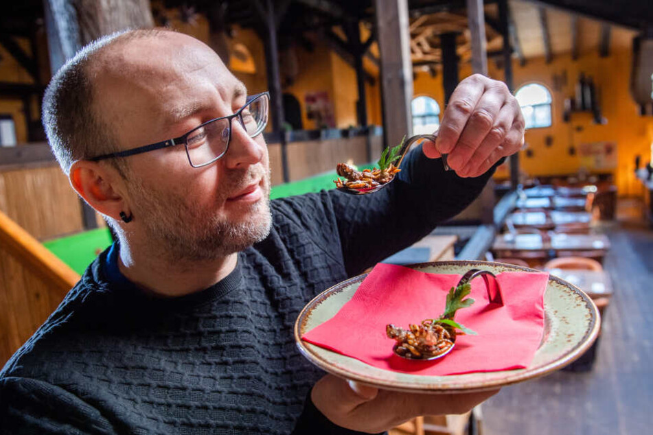 Ronny Wagner (37) vom "Espitas" schmeckt's: Bis Ende Februar kann man die Tierchen hier noch kosten.
