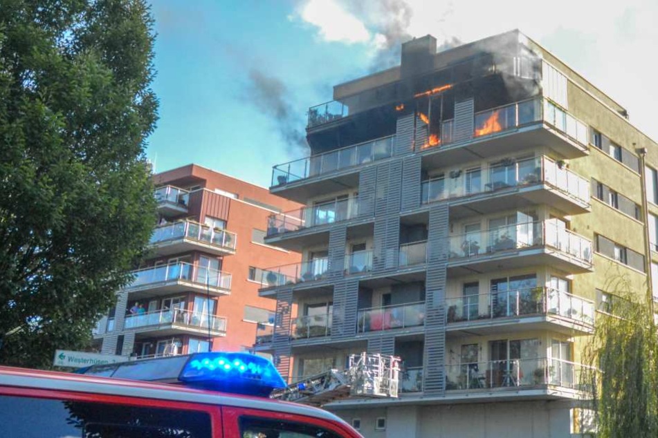 In einem Mehrfamilienhaus an der Magdeburger Elbpromenade am Sülzeberg war es am Sonntagabend zu einem Balkonbrand gekommen.