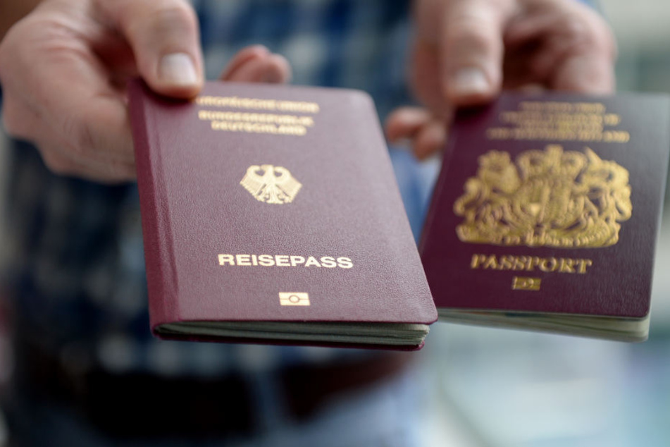 Ein britischer und ein deutscher Reisepass. Die Zahl der Briten, die wegen des Brexits die Staatsbürgerschaft eines anderen EU-Landes annehmen, ist erheblich gestiegen.
