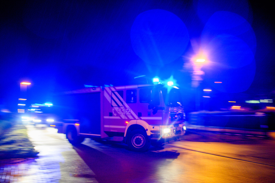 Die Feuerwehr musste sich mit umgestürzten Bäumen, überschwemmten Kellern und Straßen sowie einer Menge Schlamm beschäftigen. (Symbolbild)