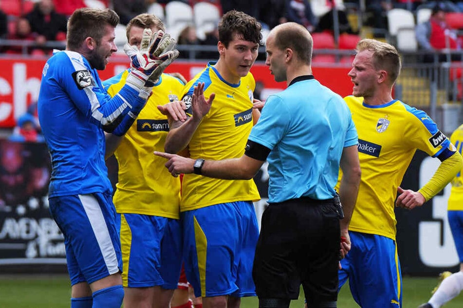 Dürften nicht nur mit dem Schiedsrichter viel Redebedarf haben: Carl Zeiss Jena bleibt auf dem vorletzten Platz der 3. Liga kleben.