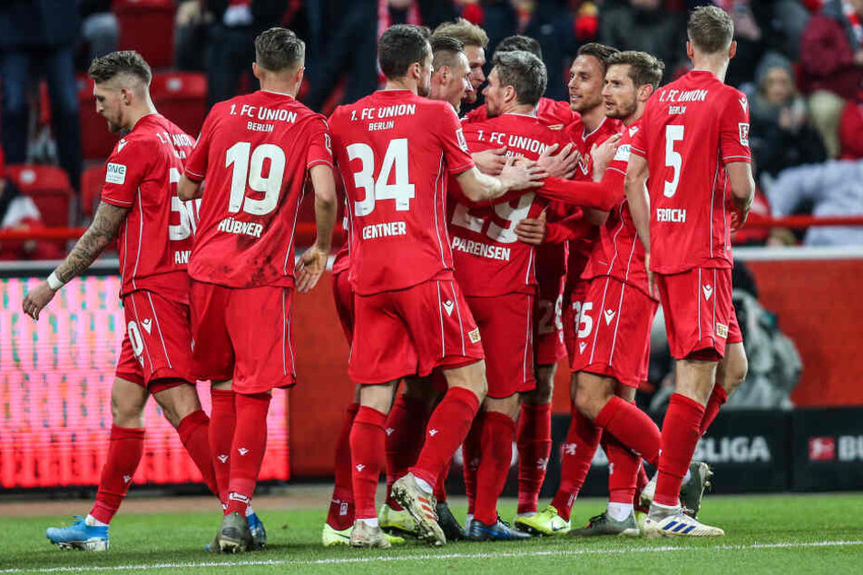 Unions Spieler jubeln in einer Traube nach 1:0 durch Andersson.