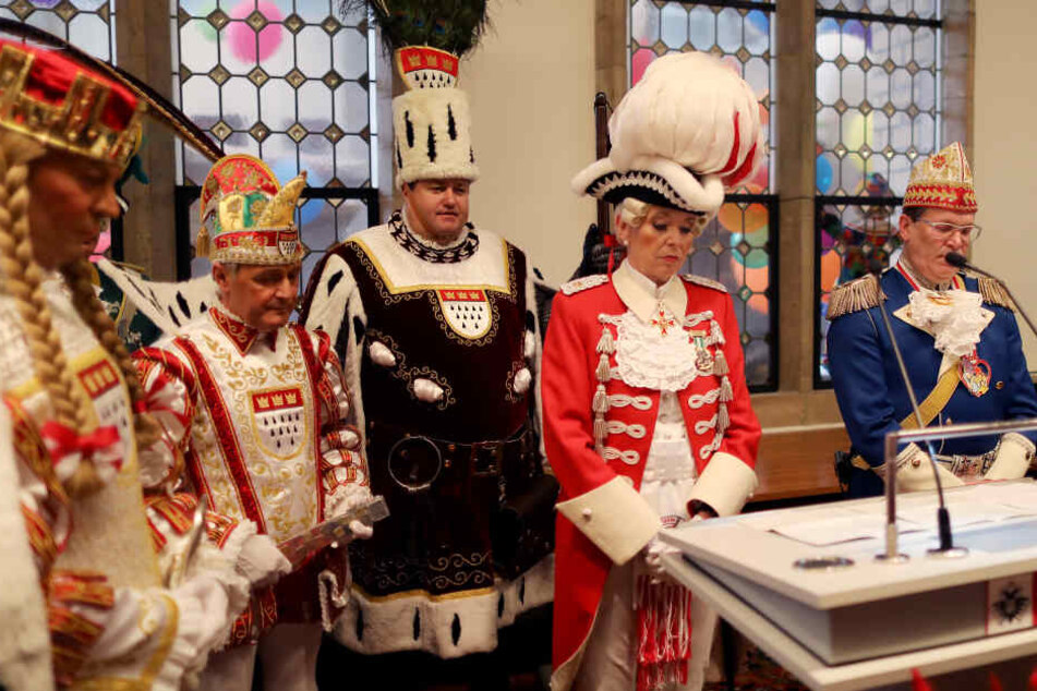 Henriette Reker gedenkt mit dem Kölner Dreigestirn kostümiert bei einer Schweigeminute der erschossenen Opfer der Gewalttat von Hanau während des Empfangs des Dreigestirns im Kölner Rathaus.