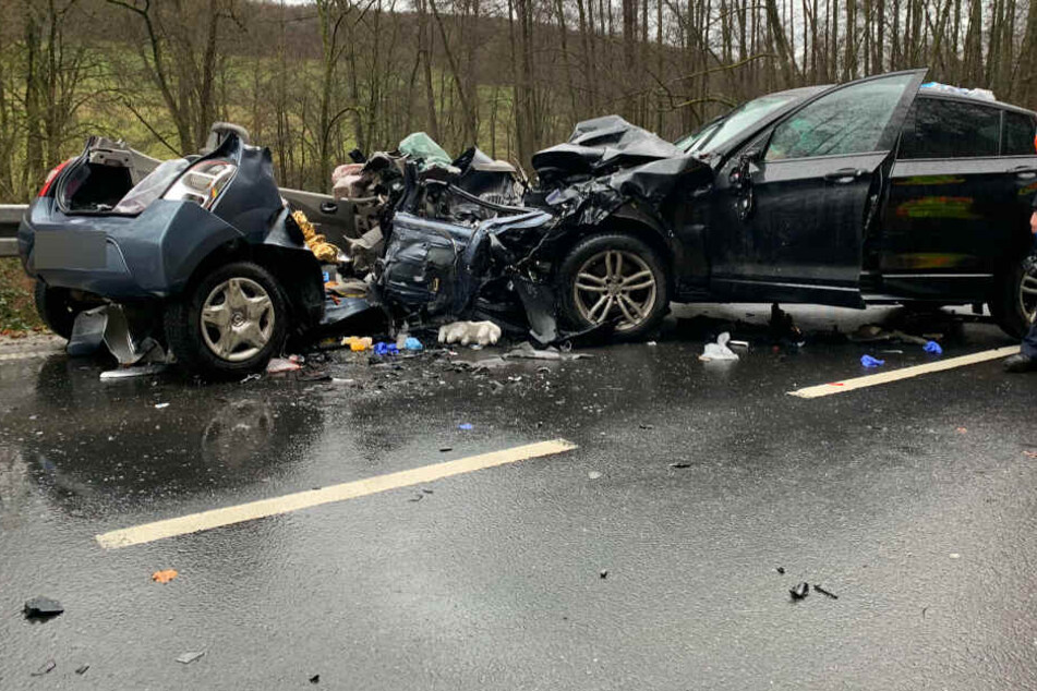 Die Frau geriet in ihrem Renault aus noch nicht geklärter Ursache in den Gegenverkehr und prallte dort mit dem BMW des 27-Jährigen zusammen.