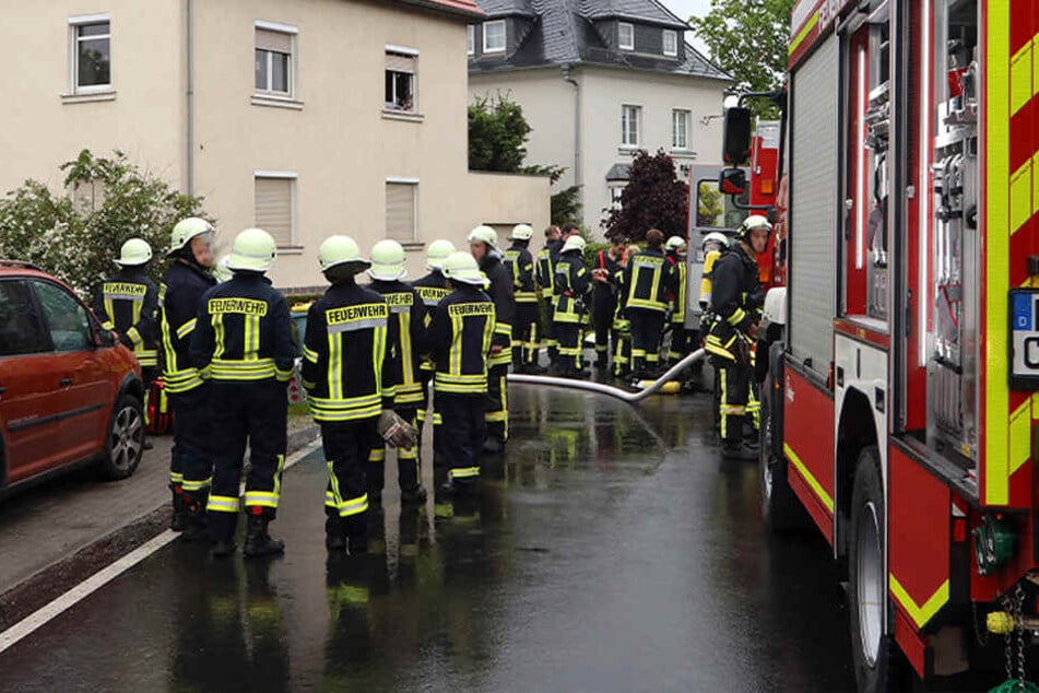 Jugendlicher (16) stirbt bei Brand in Mehrfamilienhaus