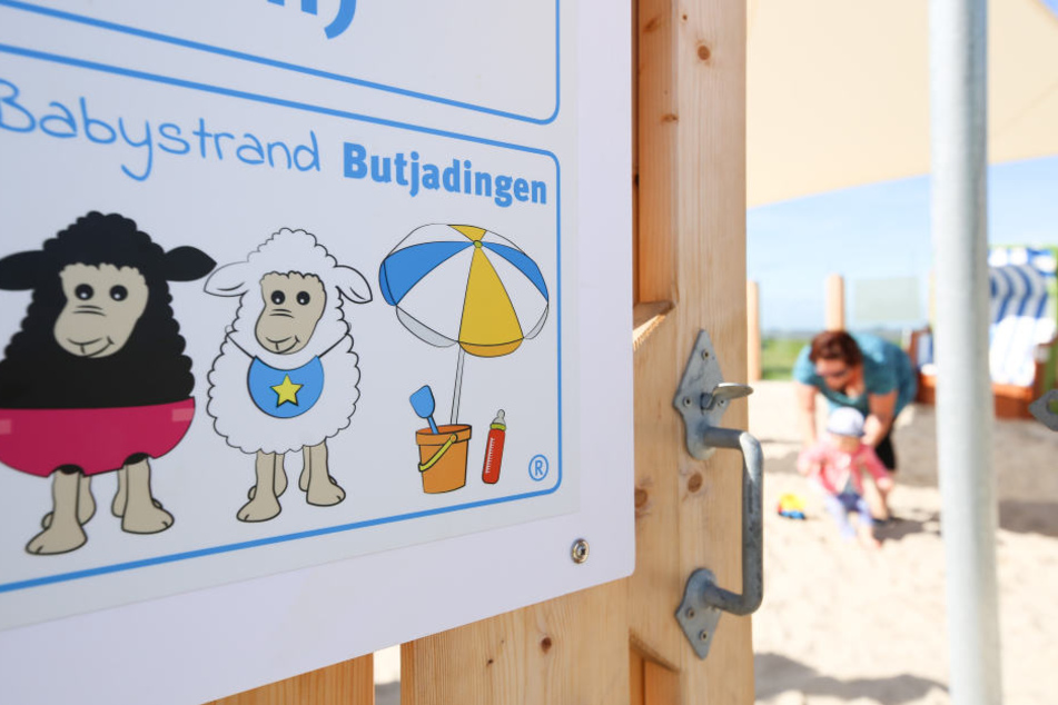 Am Babystrand können Kinder geschützt spielen.