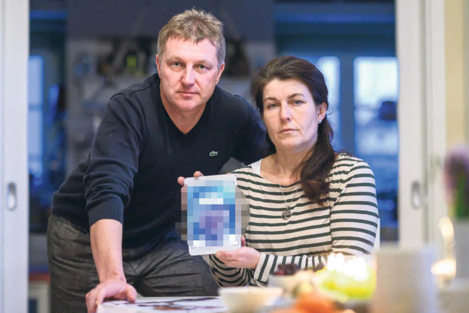 "Die Ungewissheit ist unerträglich": Susan (48) und Dirk M. (47) haben seit nunmehr einem Monat kein Lebenszeichen von ihrem Sohn Christian (20). Die Eltern wünschen sich, dass die Polizei gleichgewichtiger und auch in Richtung Straftat ermittelt.