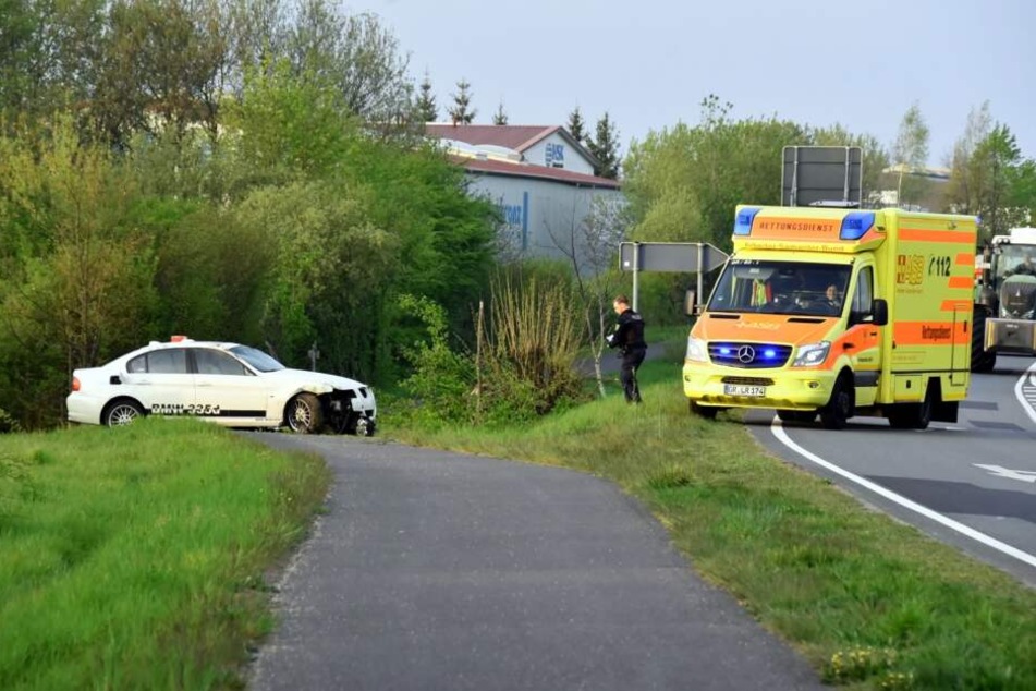 Der BMW überschlug sich mehrfach und blieb auf dem Radweg stehen.