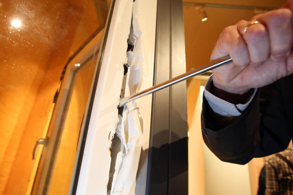 So kann ein Fenster aufgebrochen werden: In Bayern passiert das glücklicherweise immer weniger. (Archivbild)