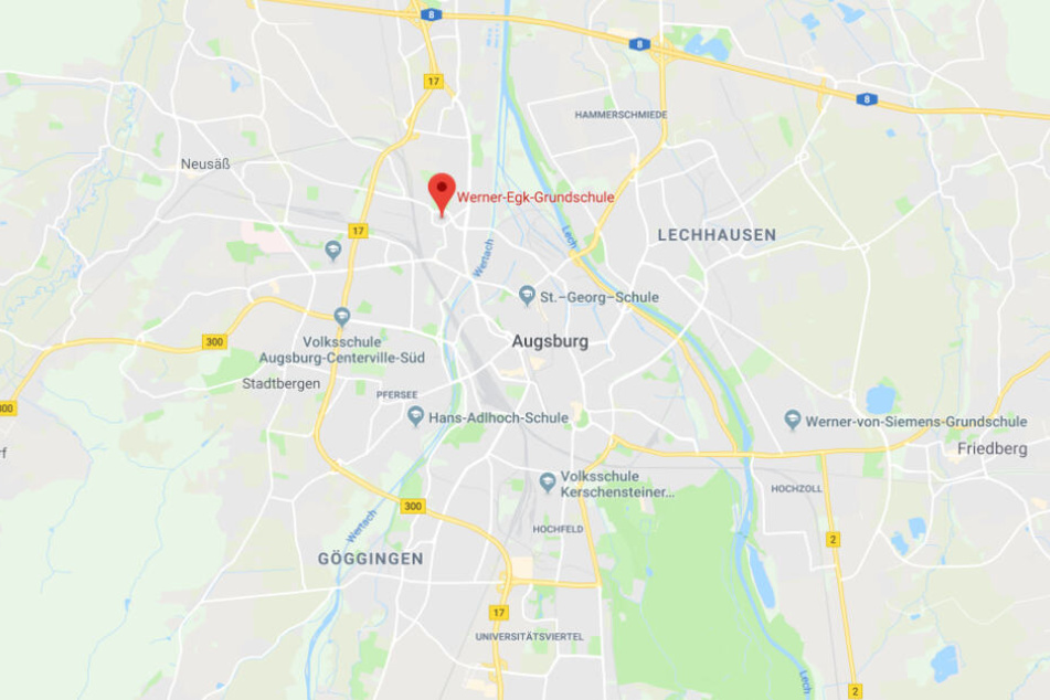 Die Werner-Egk-Grundschule in Augsburg ist aktuell der Mittelpunkt einer hitzigen Debatte.