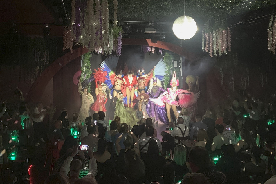 Ein buntes, feuriges Finale: Alle Künstler zeigten sich in tierischen und tropischen Kostümen zum Abschluss gemeinsam auf der Bühne und erhielten für ihre Leistungen bei der Premiere von "Urban Jungle" im Pulverfass Standig-Ovations.