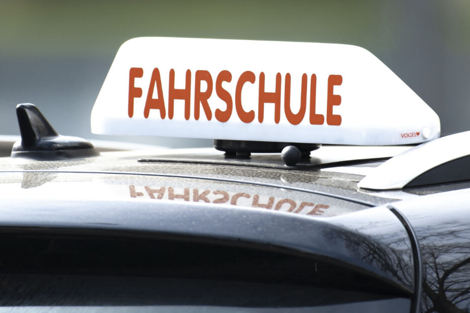 Die Kosten für die nötigen Fahrerschulungen richten sich nach den Fahrstundenpreisen der Fahrschulen. Dekra-Prüfgebühren fallen nicht an.