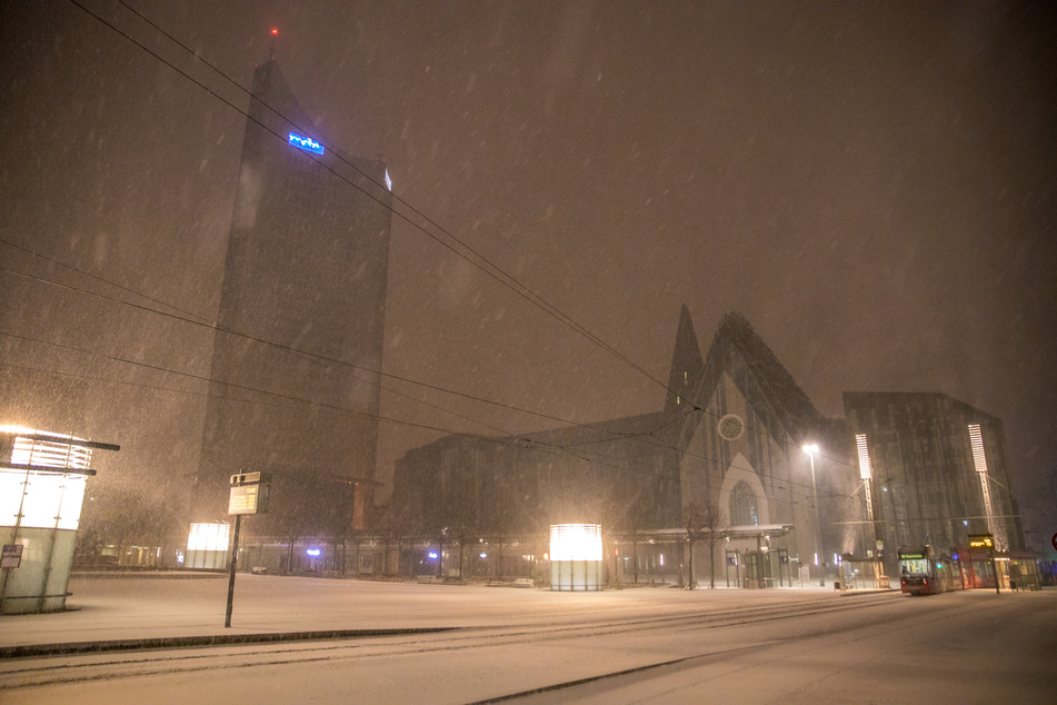 Leipzig in weißem Kleid: Über Nacht flockten mehrere Zentimeter Neuschnee auf die Messestadt hinab.