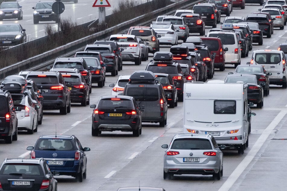 Wer auf der Autobahn in Stau gerät, sollte nach Empfehlung des ADAC erst ab einer Länge von zehn Kilometern oder einer Vollsperrung abfahren. (Symbolbild)