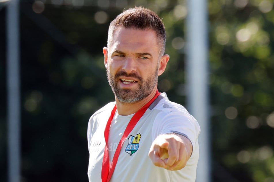 Freut sich, dass sich vor der knackigen Englischen Woche das CFC-Lazarett lichtet: Trainer Benjamin Duda (37).