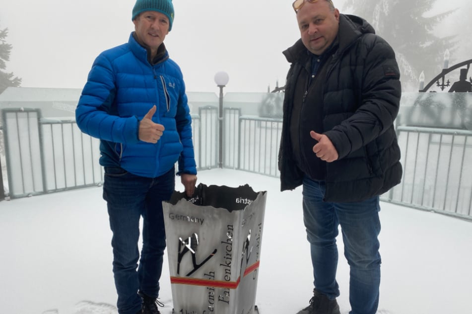 Für Skisprung-Legende Jens Weißflog (56, l.) fertigte Peter Riedel einen Vierschanzentournee-Feuerkorb an.