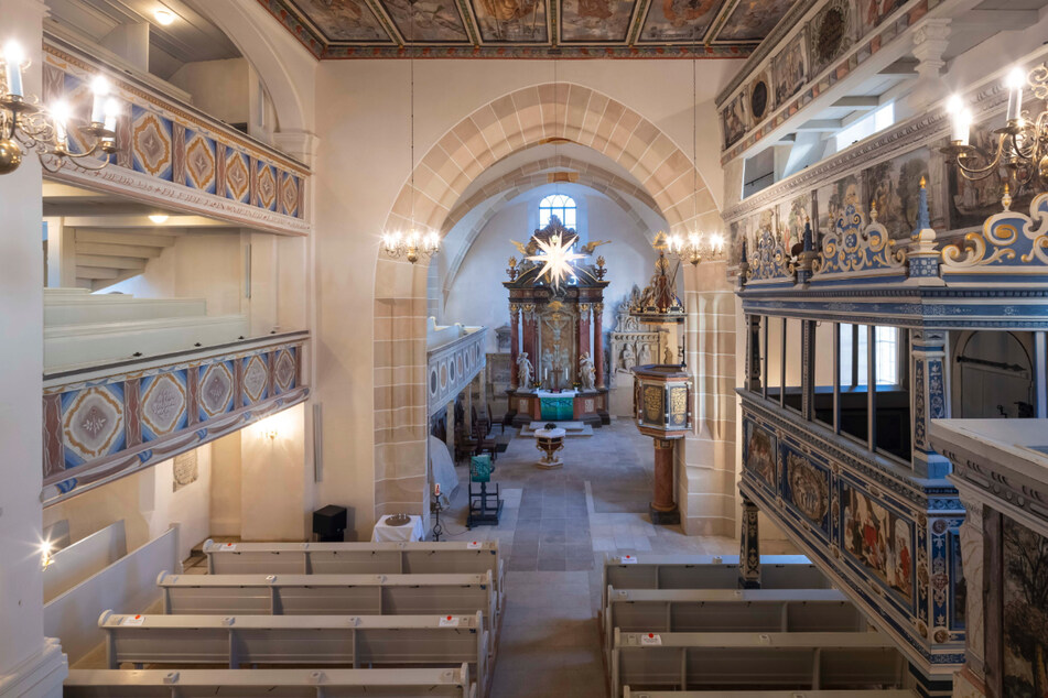 Für weitere 500.000 Euro: Im Innenraum der Kirche Leubnitz-Neuostra sollen noch die Bilderdecke und Orgel saniert werden. 