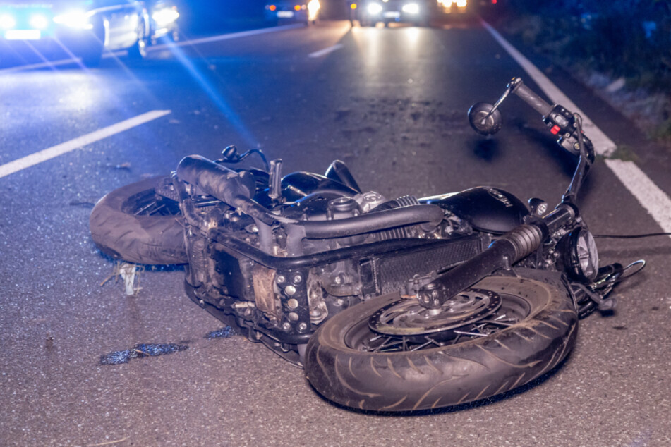 Der Motorradfahrer stürzte auf die Fahrbahn.