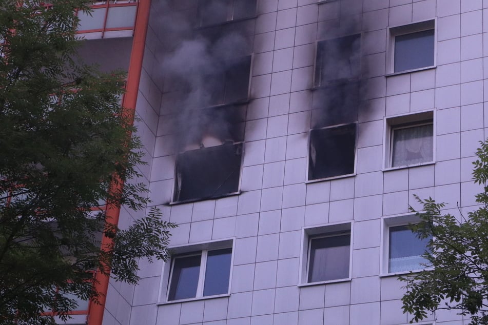 In einer Wohnung in Berlin-Lichtenberg ist am Samstagabend ein Feuer ausgebrochen.