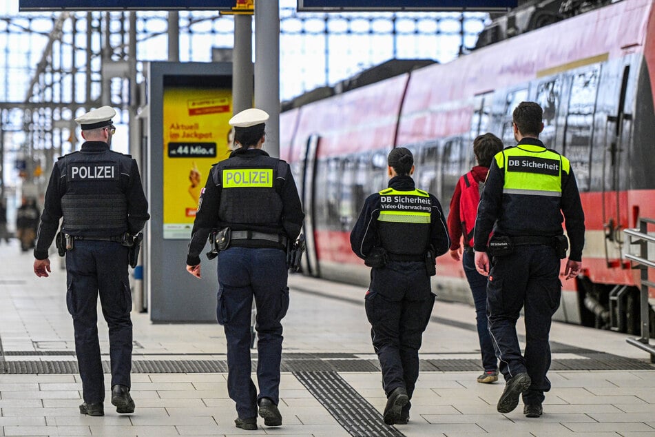 Im Quartett: Jeweils zwei Kräfte von Bundespolizei und Deutscher Bahn gehen im Dresdner Hauptbahnhof auf Streife.