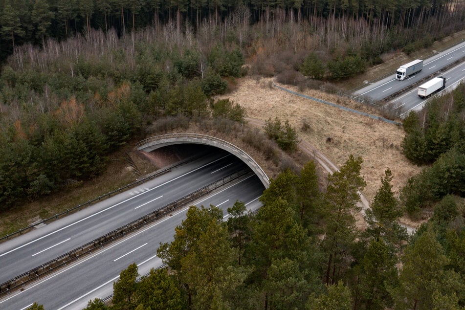 Notruf-Alarm: Unbekannte werfen Steine von Autobahnbrücke auf A71