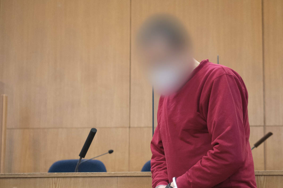 Alexander M. vor dem Landgericht Frankfurt: Am Donnerstag wurde erneut versucht aufzuklären, wie der Angeklagte an die für seine Drohschreiben genutzten privaten Daten kam.