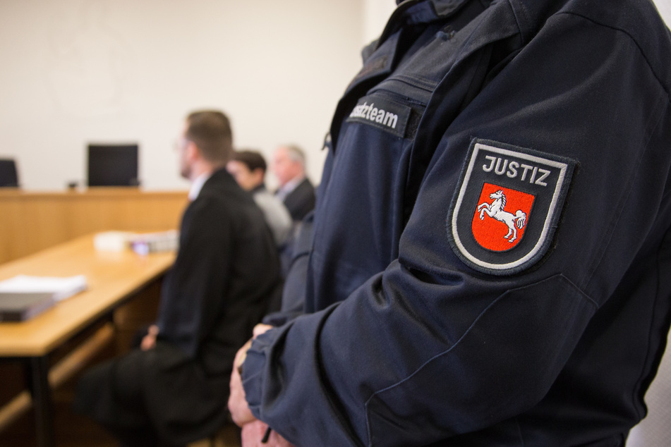 Mann stirbt nach Tritten gegen den Kopf: Zwei Angeklagte vor Gericht!