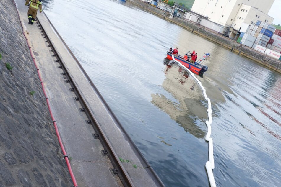 Der Ölfilm auf dem Neckar wurde eingedämmt.