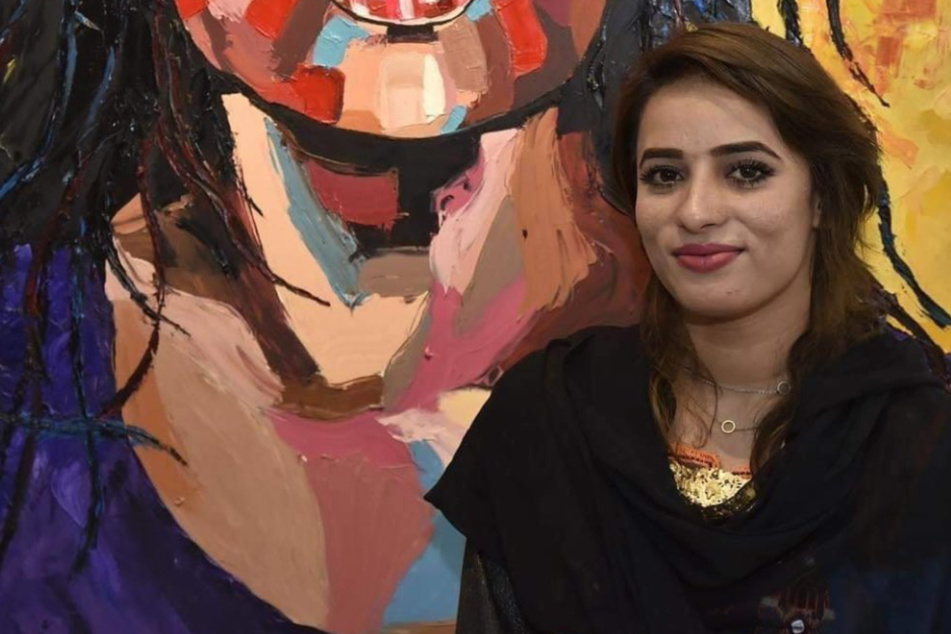 Shaheena Shaheen Baloch vor einem ihrer Gemälde während einer Ausstellung.