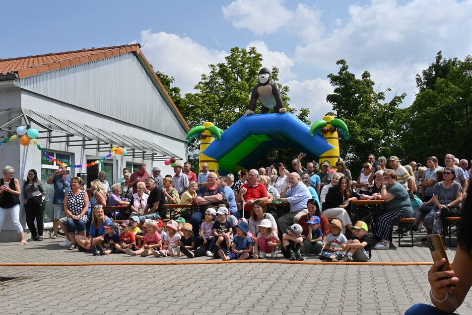 Viele Einwohner von Grosslehna waren am Donnerstag zur Eröffnung von Tante Enso gekommen.