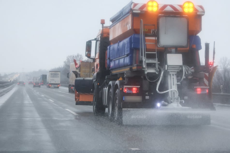 Um die Gefahr auf den Straßen durch Glätte zu reduzieren, rückten am heutigen Montagmorgen die Fahrzeuge des Winterdienstes aus.