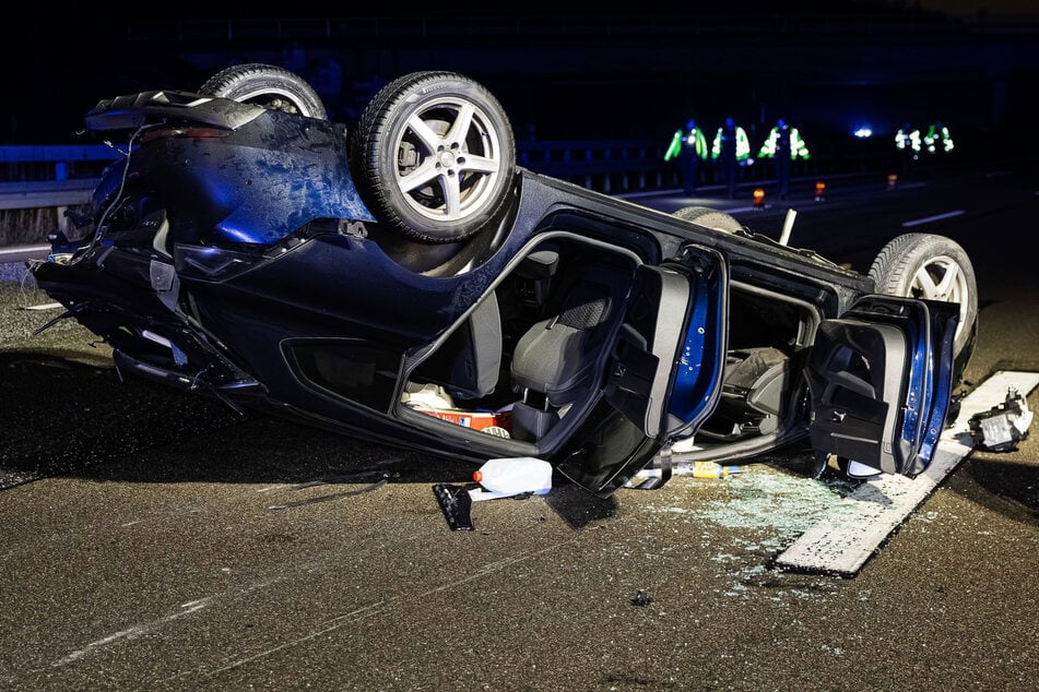 Der Peugeot hatte sich nach der Kollision überschlagen. Beide Insassen erlitten Verletzungen.