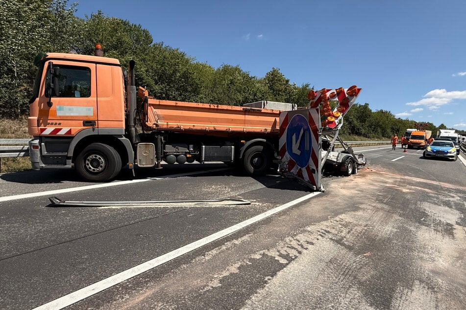 Ein Lkw krachte auf der rechten Spur in einen Schilderwagen.