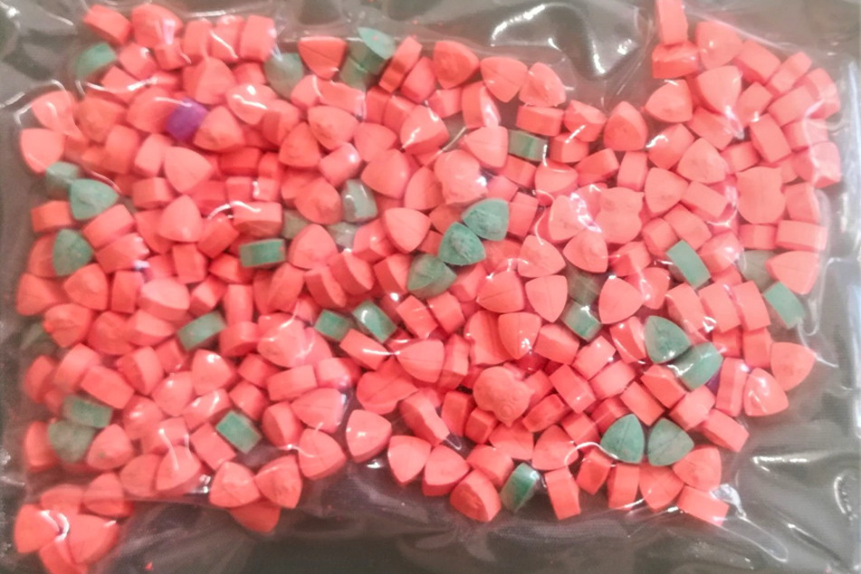 Zollfahnder stellten diese Ecstasy-Pillen und viele weitere sicher.