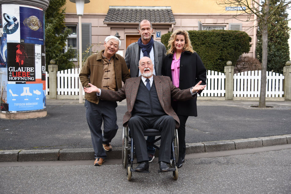 Ludwig Haas (vorne Mitte) im Jahr 2018 zusammen mit Amorn Surangkanjanajai, Georg Uecker und Alexa Maria Surholt bei einem Fototermin zur Fernsehserie "Lindenstraße".