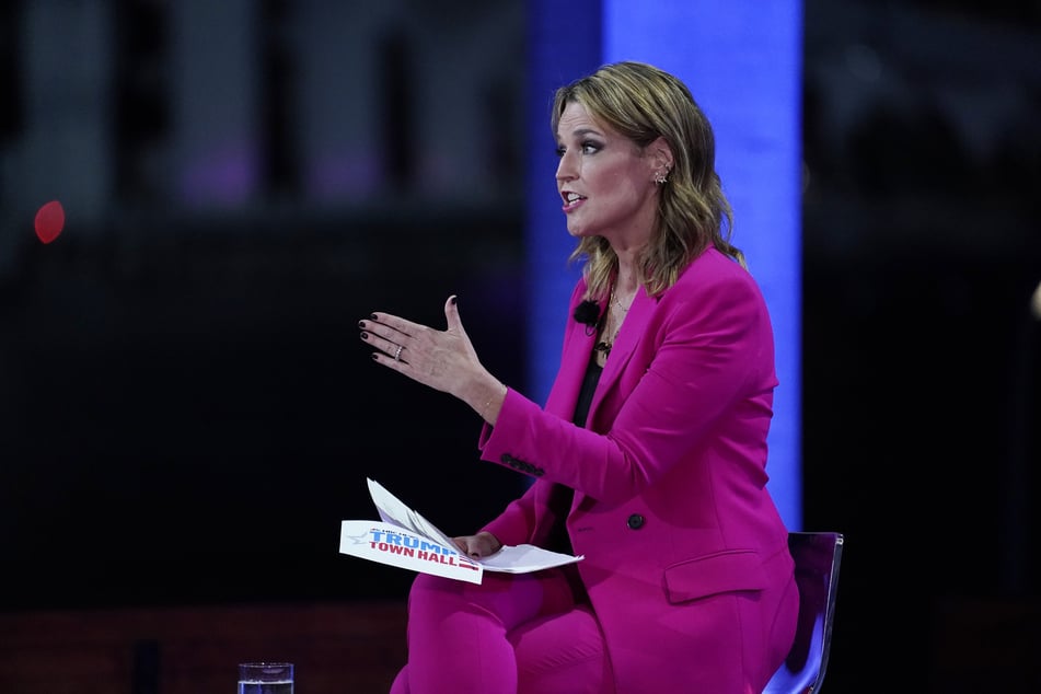Nach einer Pause aufgrund des Entführungsfalls ihrer Mutter hat Savannah Guthrie (54, Foto) ihre Moderatoren-Tätigkeit wieder aufgenommen.