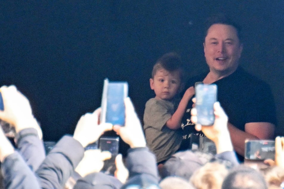 Tesla-Chef Elon Musk (52) ist in Grünheide bei Berlin zu Besuch.