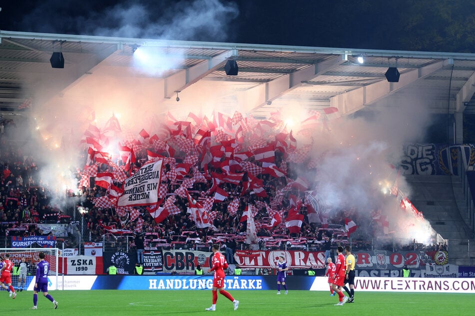 Zahlreiche Cottbus-Fans waren nach Aue gereist, um das Ostderby zu sehen.