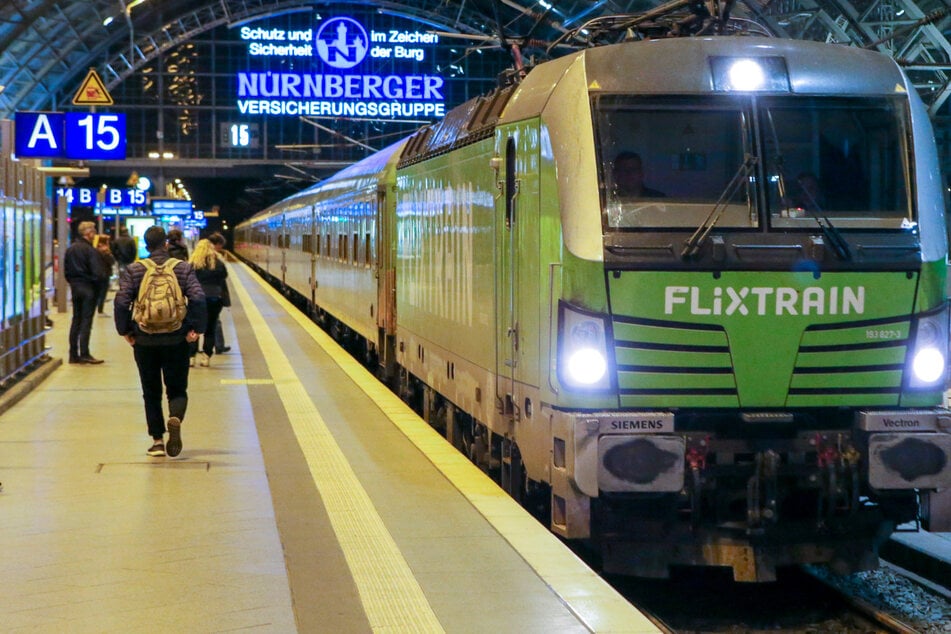 Leipzig: Flixtrain fährt früher als geplant ab - Reisende rennen zum Bahngleis, sind aber zu spät