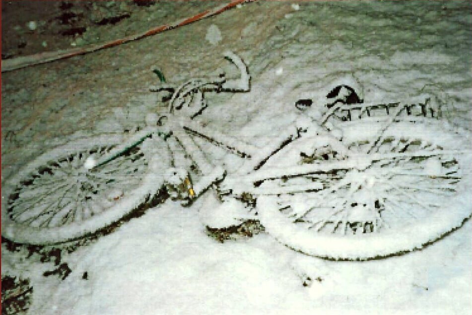 Mit verbogenem Lenker liegt Ulrikes Fahrrad am 22. Februar 2001 im Schnee.