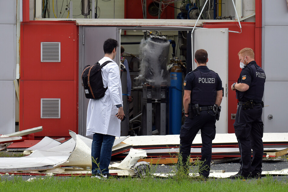 Polizisten (r.) stehen vor einem Forschungsgebäude des Bremer ZARM (Zentrum für angewandte Raumfahrttechnologie und Mikrogravitation).