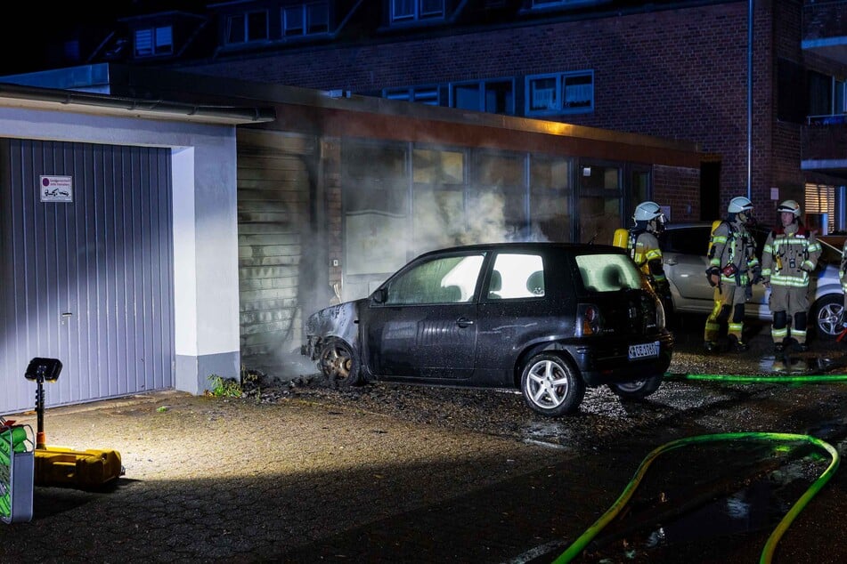 Nächtliche Brandserie in Köln: Feuerwehreinsatz mit Rettungsaktion in Bayenthal