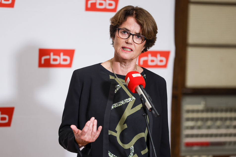 Die Vorsitzende des RBB-Rundfunkrats, Friederike von Kirchbach (67), tritt angesichts der Krise des öffentlich-rechtlichen ARD-Senders mit sofortiger Wirkung zurück.