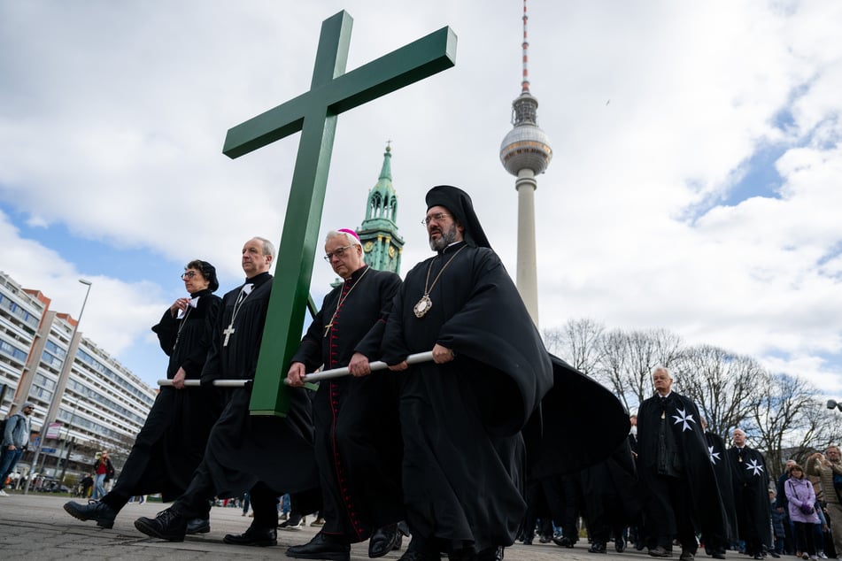 Berlin: Mit 80-Kilo-Kreuz am Alexanderplatz: Karfreitagsprozession zieht durch Berlin