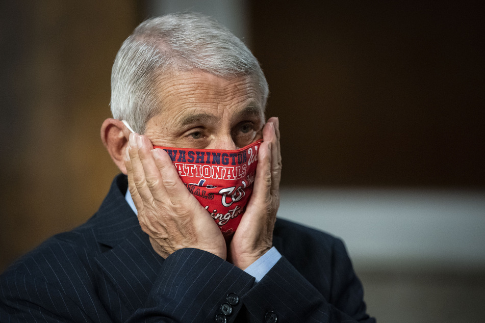 Anthony Fauci, Direktor des Nationalen Instituts für Infektionskrankheiten, korrigiert beim Eintreffen zu einer Anhörung des US-Senatsauschusses den Sitz seines Mundschutzes.